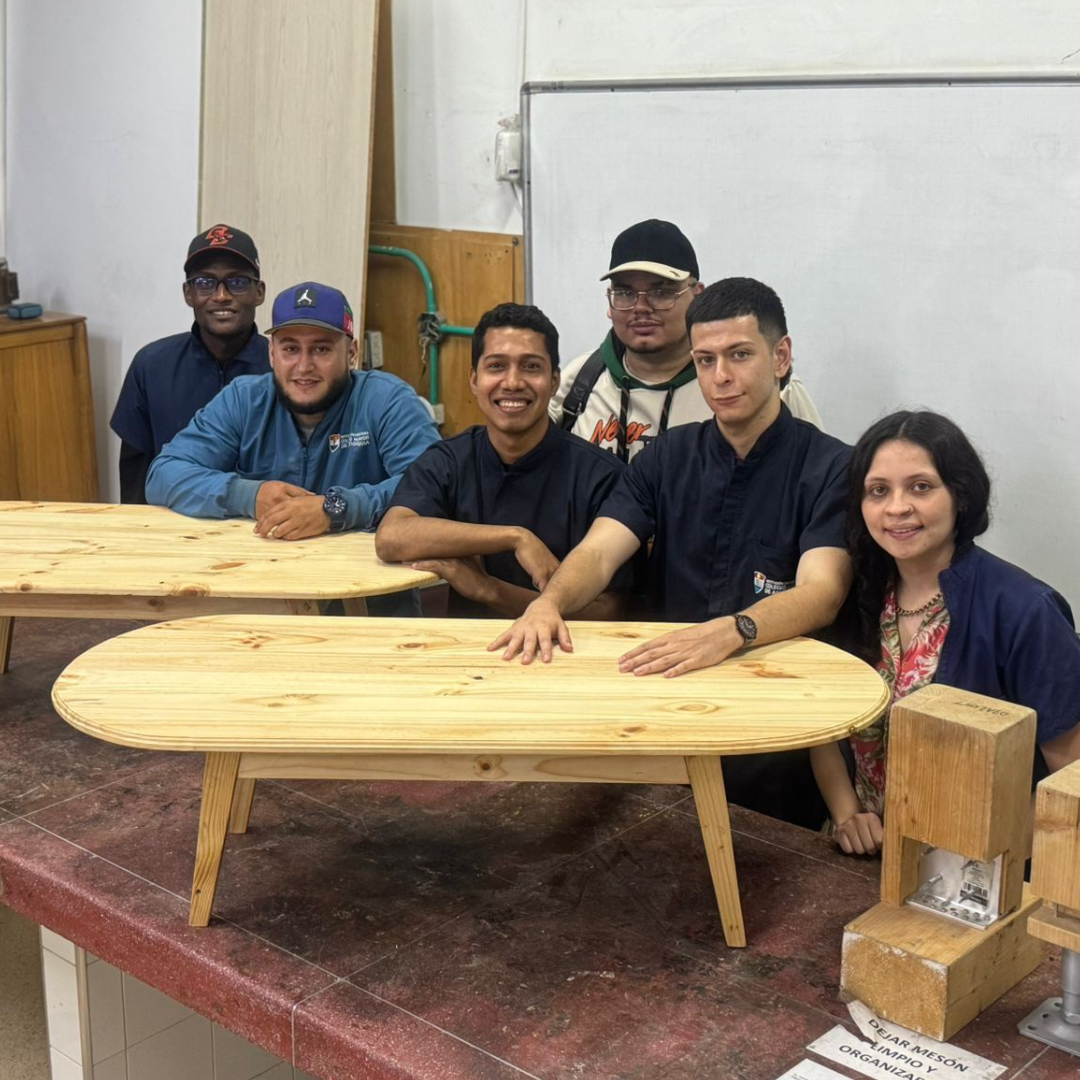 Mobiliario con propósito: estudiantes aprenden estructuras de madera desde la escala humana