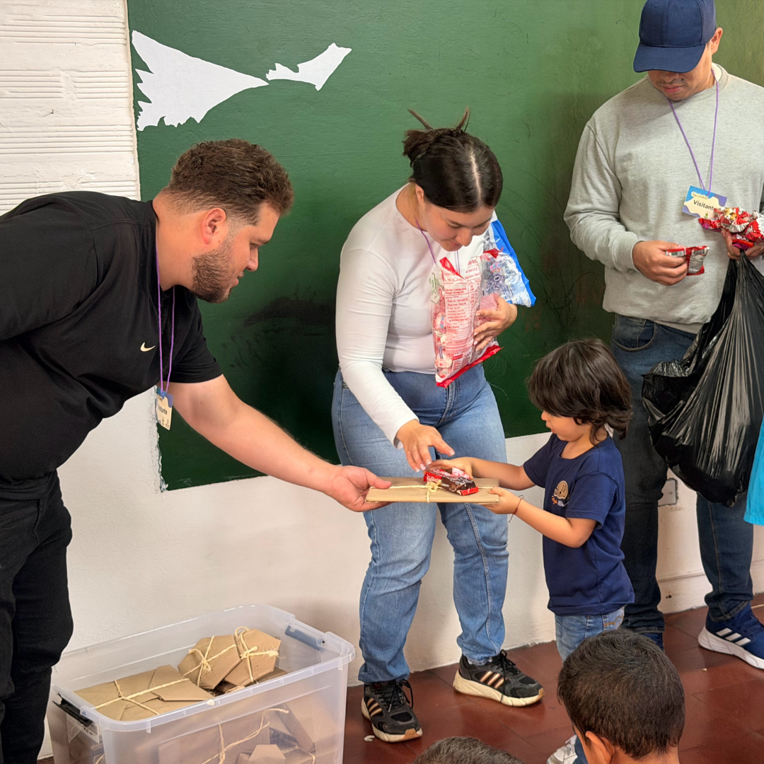 De residuos a sonrisas: proyecto ambiental de Colmayor beneficia a niños de Robledo y a familias de la institución