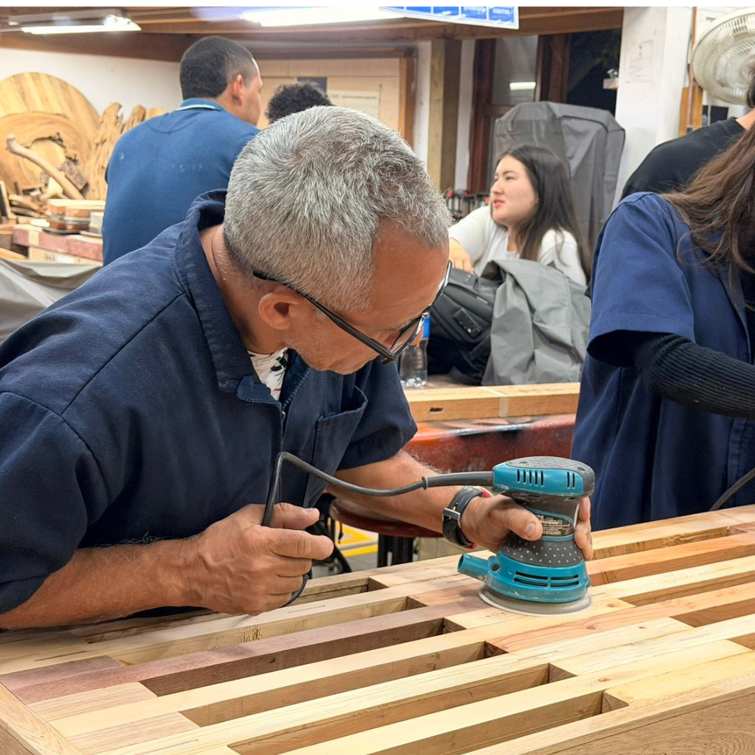 Colmayor impulsa la formación en construcción sostenible con mobiliario en madera recuperada