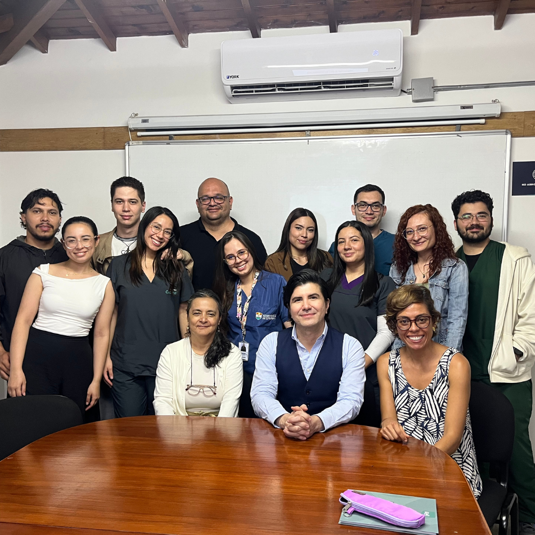 Experto internacional en microbiología clínica lidera jornada académica en Colmayor